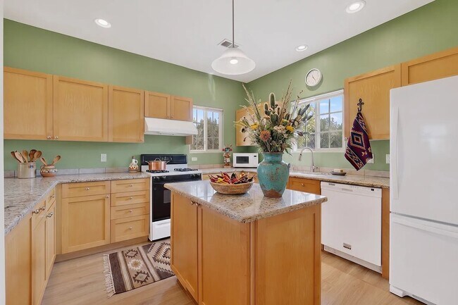 Foto del edificio - 4401 Autumn Leaf Ln