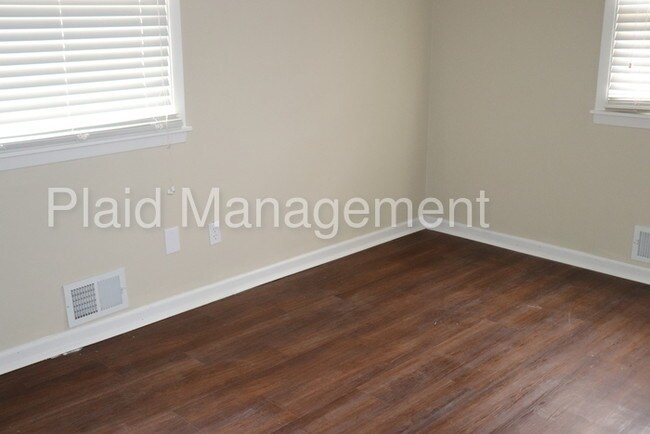 Building Photo - 607 NW Kay Dr
