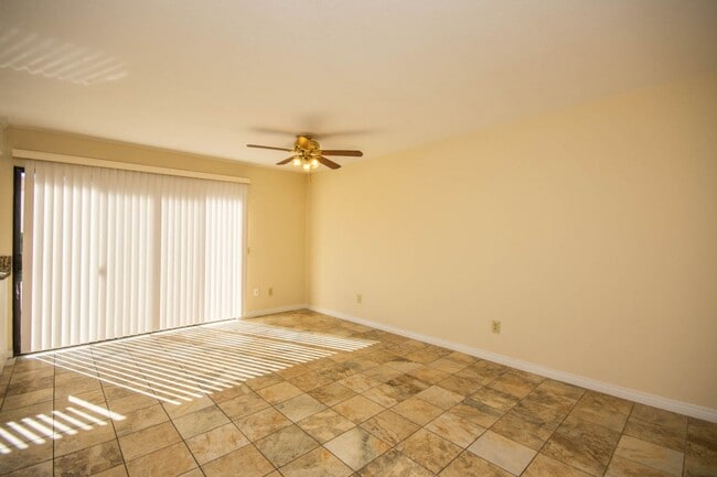 Building Photo - Spacious 3BR Condo with Pool View in Tangl...