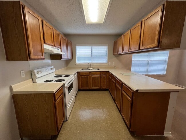 Building Photo - NICE & SPACIOUS!  3 BEDROOM / 2 BATH HOME LOCATED IN SPRING MEADOWS*FIREPLACE IN LIVING ROOM*