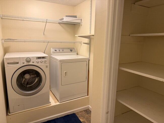 Foto del edificio - 5939 Westmere Dr