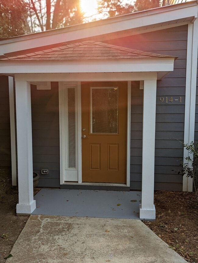 Rare.....One Bedroom One Bathroom Unit Available In Midtown! - Rare.....One Bedroom One Bathroom Unit Available In Midtown! House