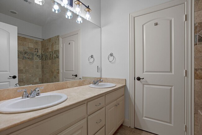 Foto del edificio - Luxury Highland Park Condo