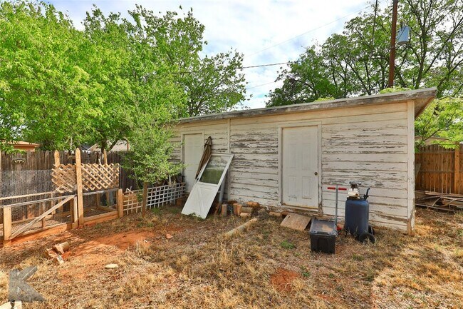 Building Photo - 801 Briarwood St