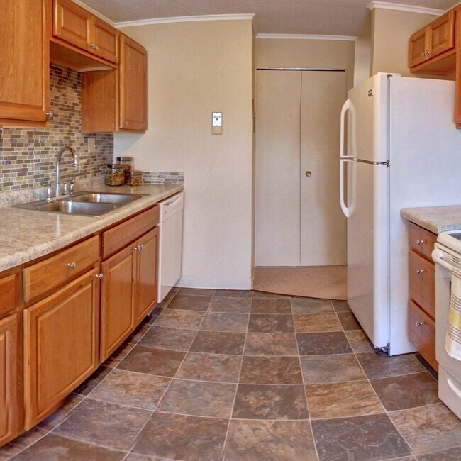 Building Photo - 600 Graham Ave