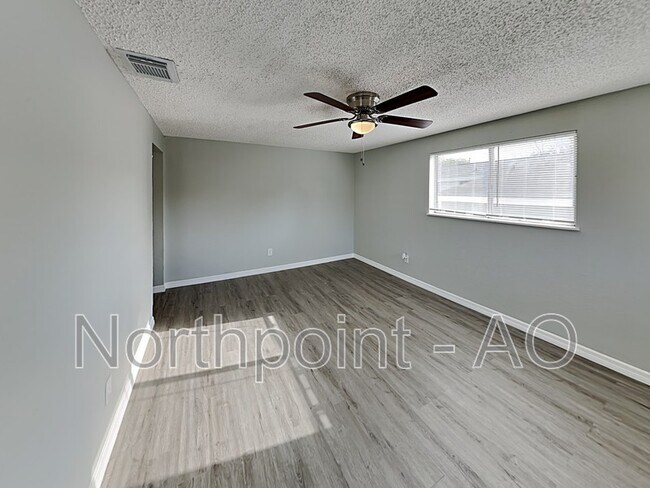 Building Photo - 809 17th Ave S