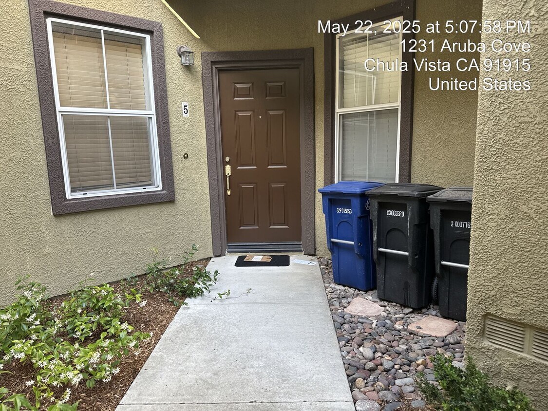 Foto principal - FOR RENT – Modern Townhome in Eastlake
