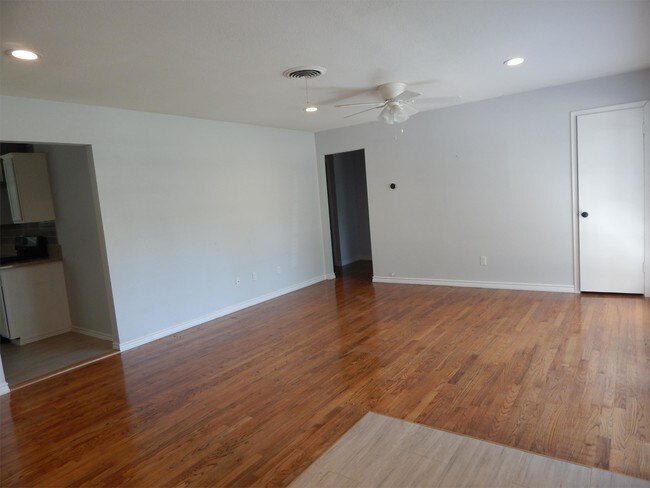 Building Photo - 610 Cardinal Ave