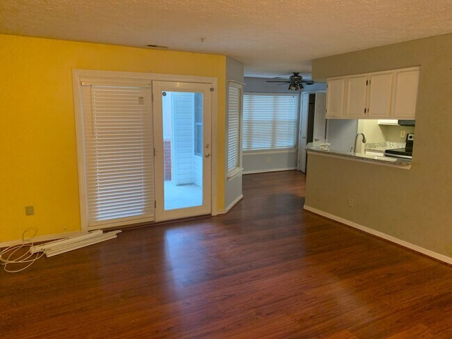 Foto del edificio - Nice Large Condo on Ground Level for Rent in Awesome Neighborhood!