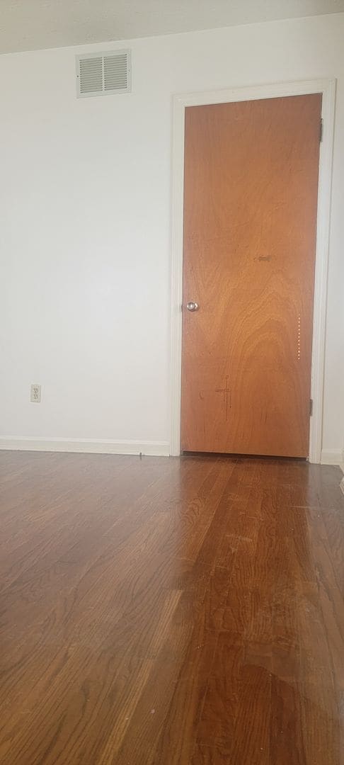 Building Photo - One Level Living - 2 Bedroom Duplex