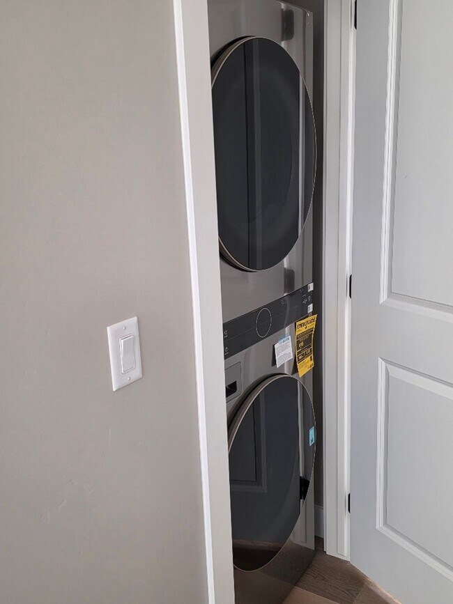 Foto del edificio - Inviting upstairs unit now available