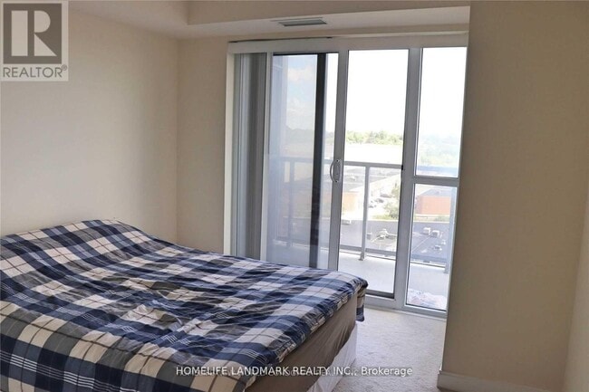 Photo du bâtiment - 181 Village Green Square