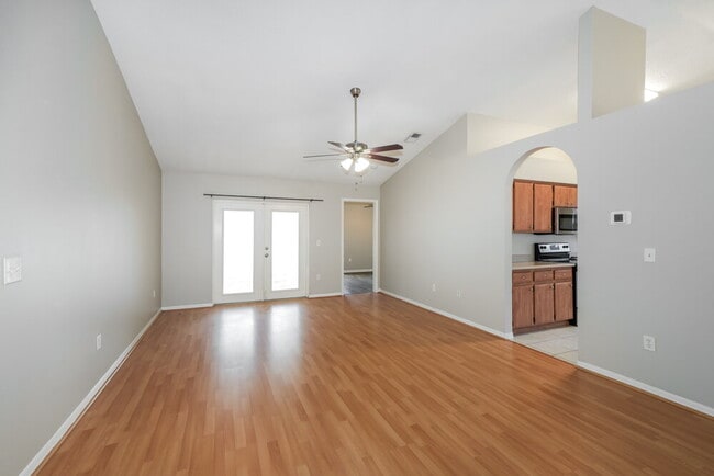 Building Photo - 2047 Sarah Louise Dr
