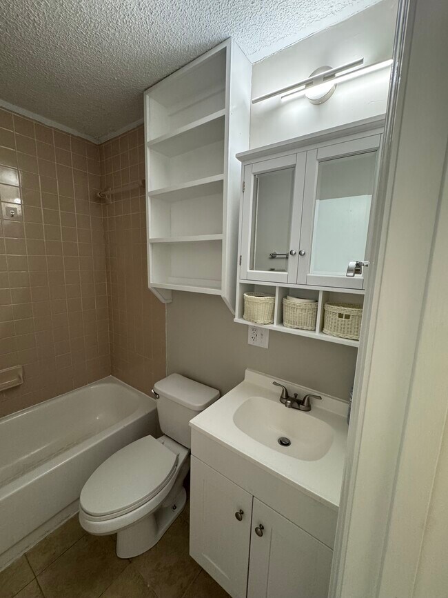 Baño - 12 Larnes St