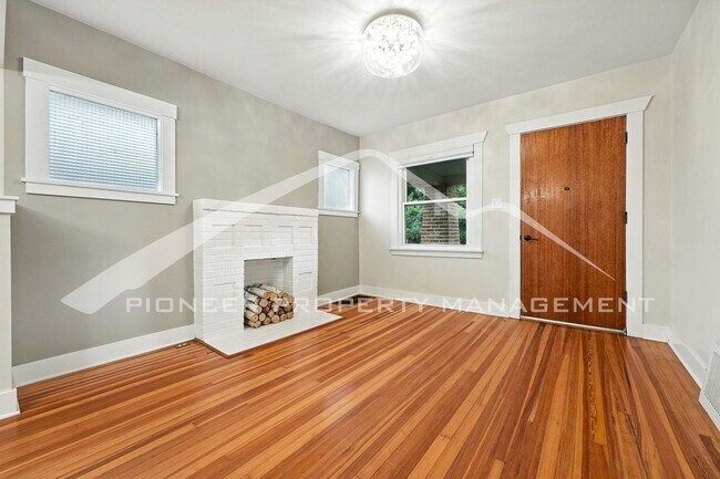 Foto del edificio - Spacious Home with Washer/Dryer and 2-Car ...