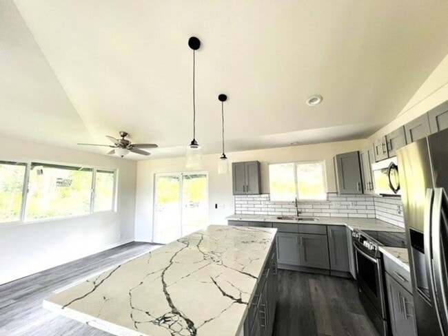 Building Photo - Lovely 3 Bedroom 2 Bath in HPP