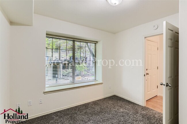 Foto del edificio - Modern 2-Bedroom Townhome with Garage & Private Deck