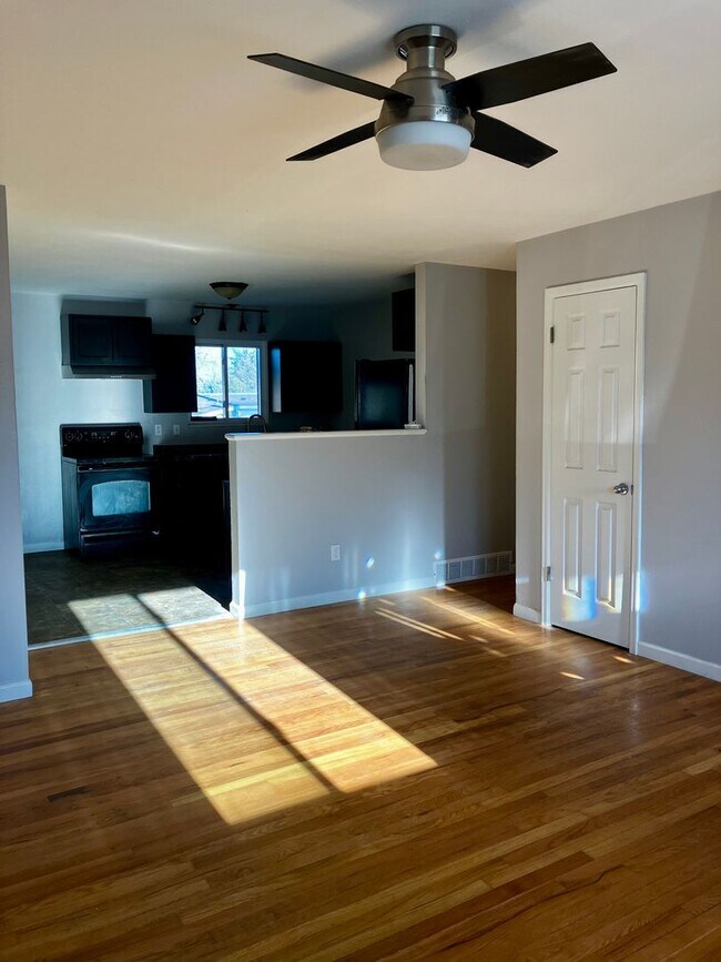 Building Photo - Cozy 3 Bedroom - Pet Friendly!