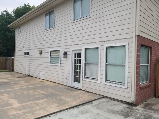 Building Photo - 5118 Littleneviss Dr