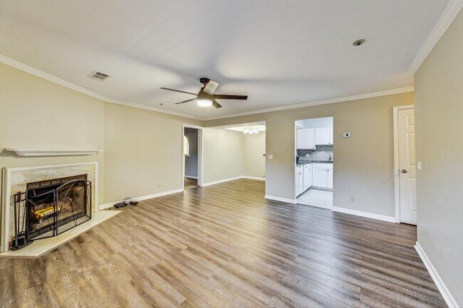Building Photo - Fabulous 2 bed, 2 bath unit in sought afte...