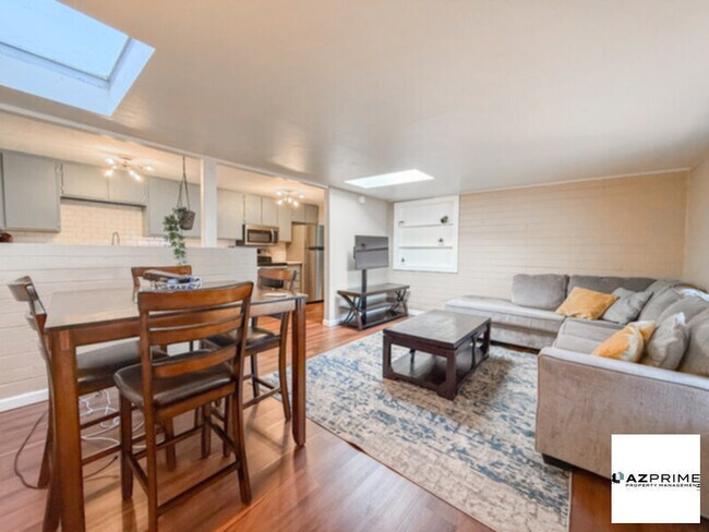 Building Photo - Furnished 1/1 Phoenix Triplex Unit - Comfort &amp; Convenience!