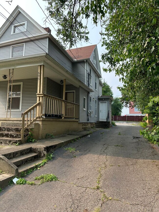Building Photo - Buchtel Ave 605 E.