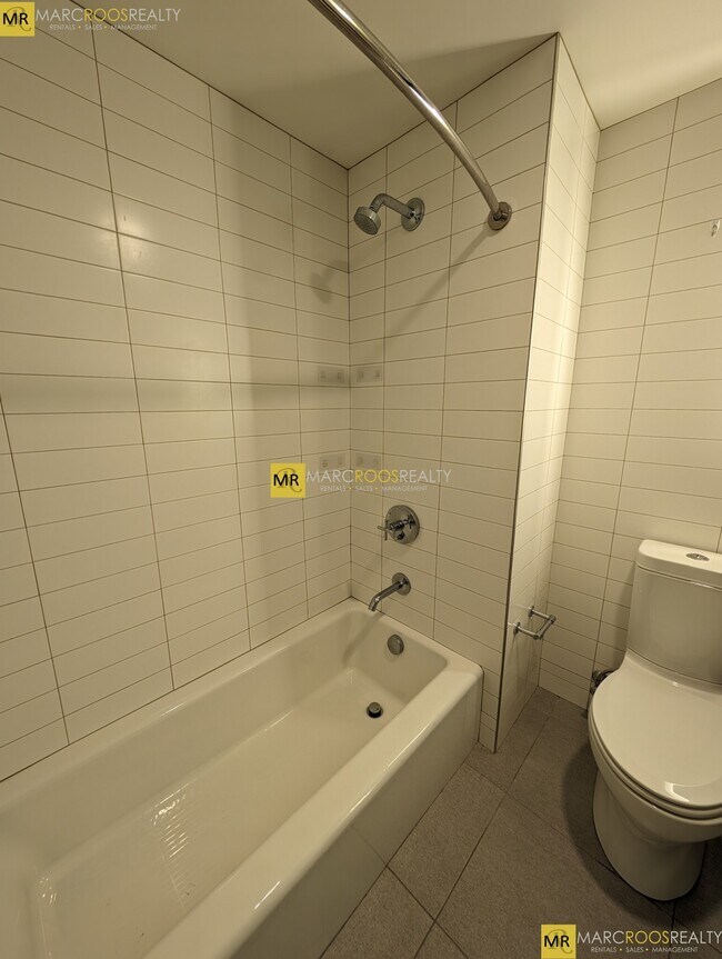 Foto del edificio - 82 Fenwood Rd