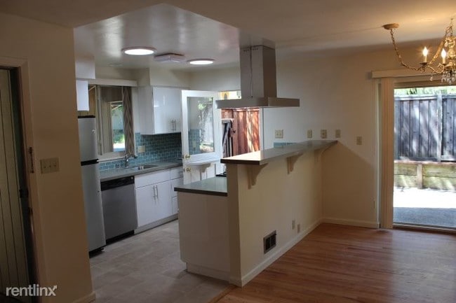 Building Photo - 2 br, 2 bath Apartment - 2057 Donald Dr