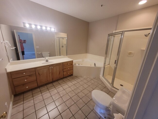 Building Photo - 350 N Fairway Dr