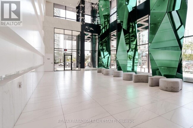 Photo du bâtiment - 352 Front St W