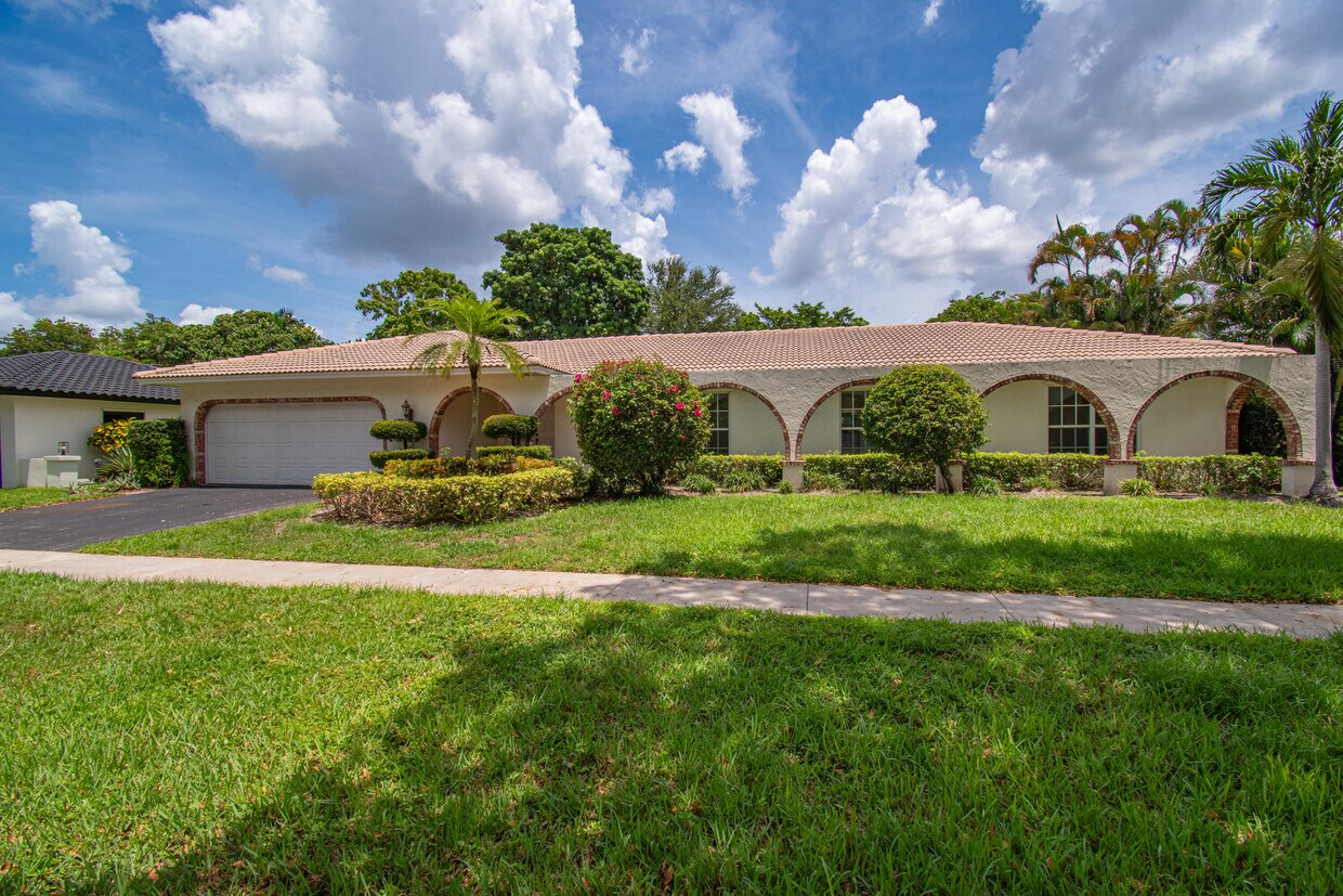 Primary Photo - 6749 S Grande Dr