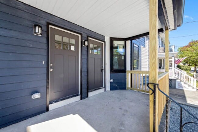 Building Photo - TUFTS 5 bed 5.5 bath - Available 6/1