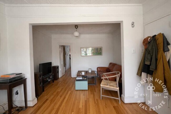 Foto del edificio - Floor-Through 1BR + Den – Top Floor Brownstone – Sun-Filled – Prime Location