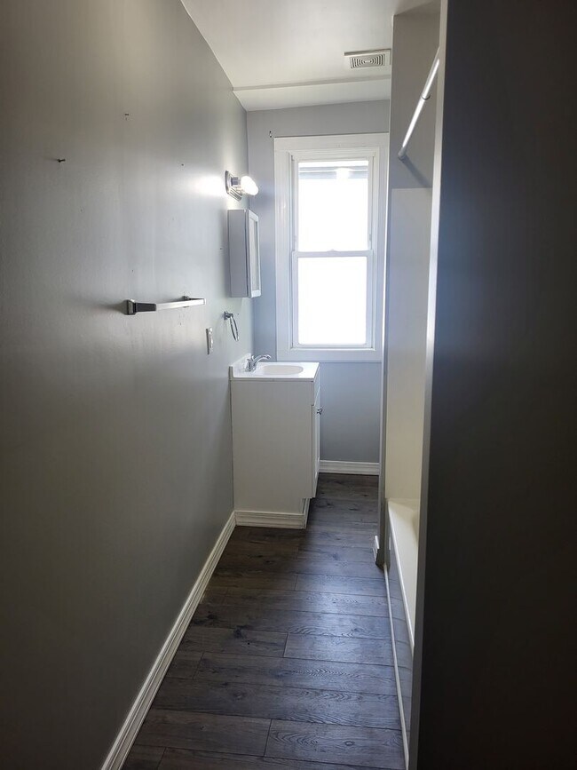 Foto del edificio - Spacious 2 bedroom in Mt Oliver! Available Now!