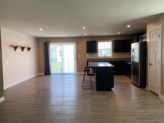 Foto del edificio - 7451 Pinwheel Dr