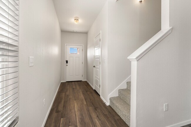 Foto del edificio - Save $500 on Your Move-In Costs — Sign by 5/22! Charming 3 Bed, 2.5 Bath Townhome