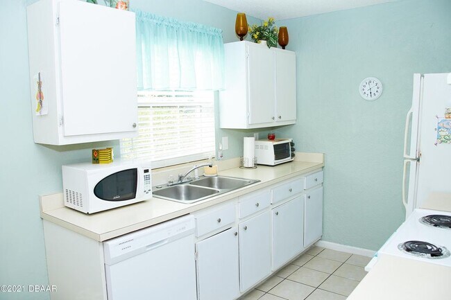 Kitchen - 840 Center Ave