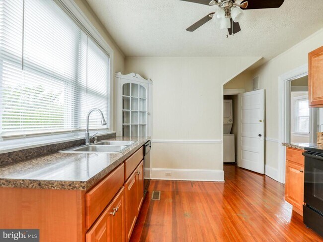 Building Photo - 915 Berryville Ave