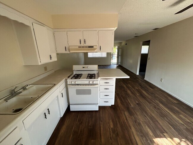 Foto del edificio - 93 E Hazelwood Dr