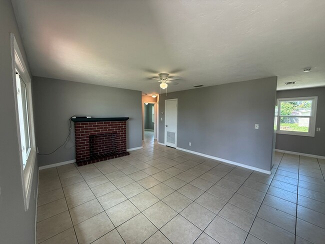Building Photo - 3 Bedroom 2 Bath Single Family Home