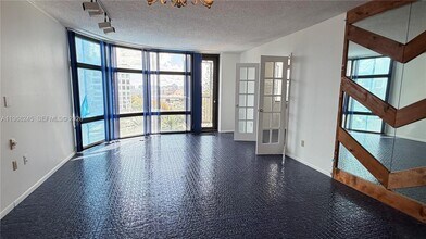 Building Photo - 20100 W Country Club Dr