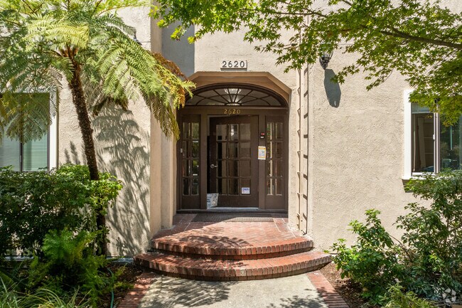 Entrada - 2620 Hillegass Ave.