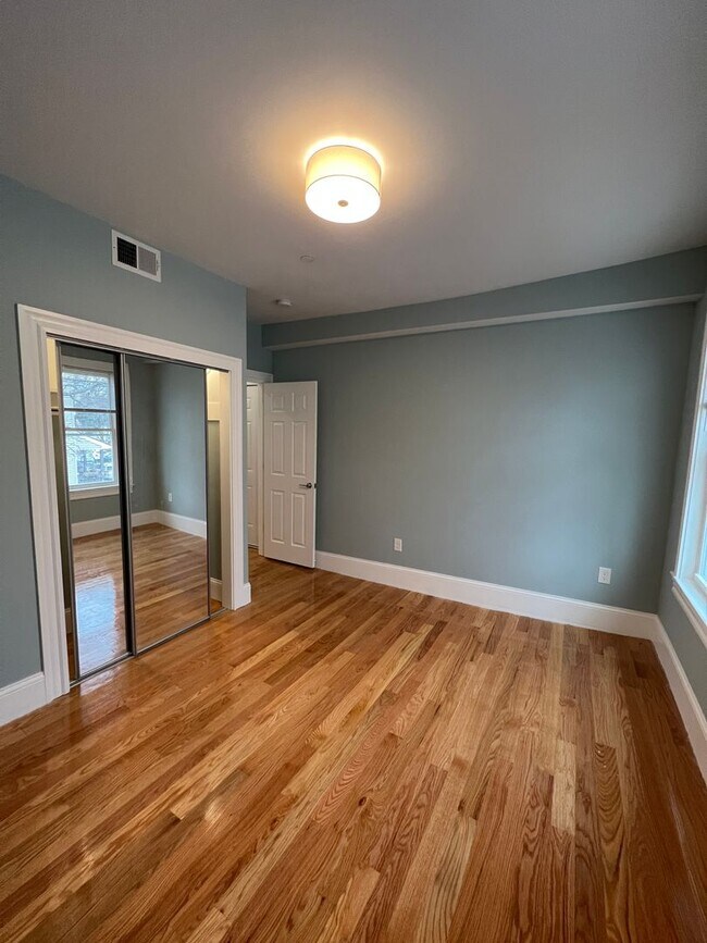Building Photo - RARE 2 bed 2 bath..... Available in Somerville....