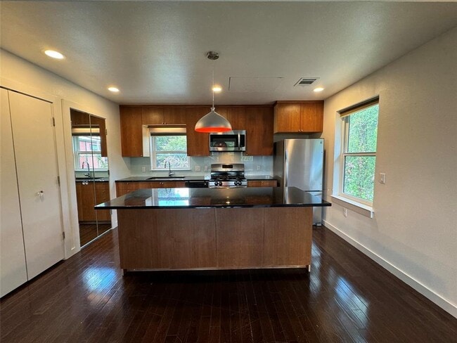 Building Photo - 1208 E 2nd St