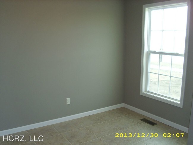 Building Photo - 1002 Airport Rd
