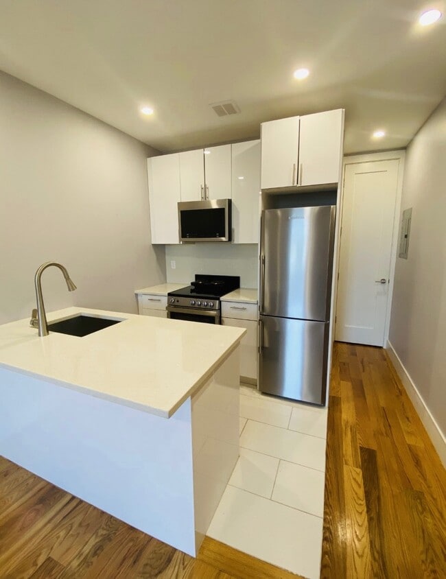 Building Photo - 94-24 Van Wyck Expy