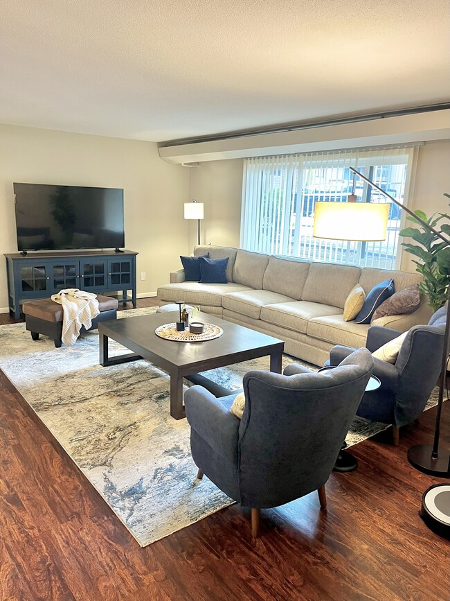 Spacious living room - 5420 Three Points Blvd
