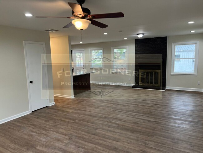 Building Photo - Beautiful 3 Bedroom 2 Bath Home