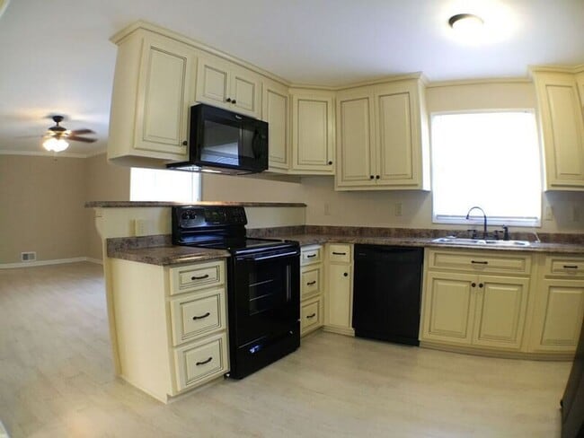 Building Photo - 151 Lenora Dr