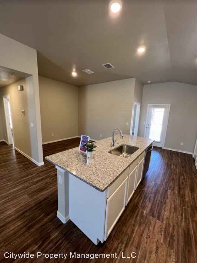 Building Photo - 3 br, 2 bath House - 2036 Kenwood Avenue
